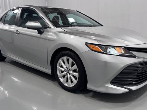 Used 2018 Toyota Camry LE FWD image 3