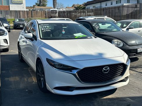 Used 2019 MAZDA MAZDA3 Premium image 2