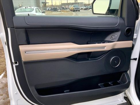 Used 2023 Ford Expedition Limited image 18