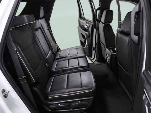 Used 2024 GMC Yukon SLT AWD/4WD image 29