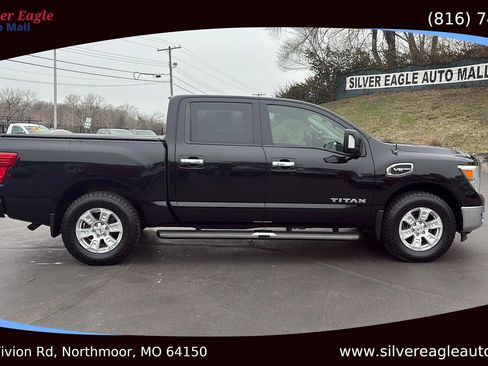 Used 2017 Nissan Titan SV image 6
