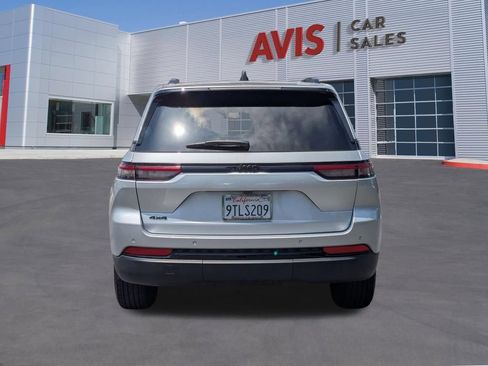 Used 2025 Jeep Grand Cherokee Altitude AWD/4WD image 7