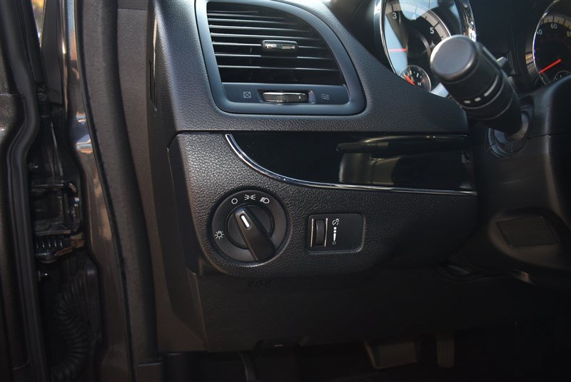Used 2016 Dodge Grand Caravan SE FWD image 11