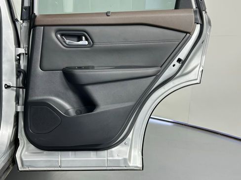 Used 2022 Nissan Rogue SV w/ SV Premium Package image 11