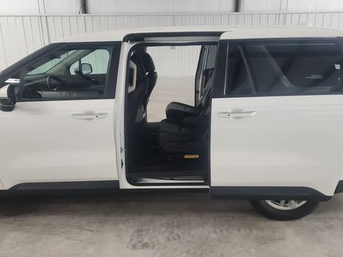 Used 2024 Kia Carnival LX image 12