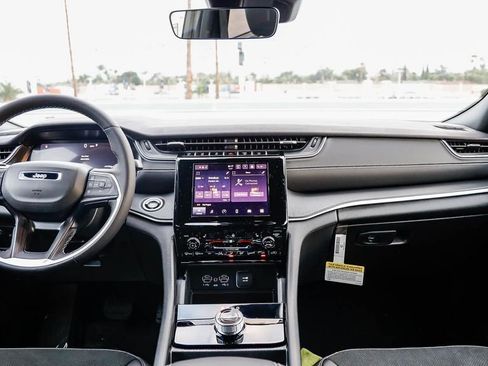 New 2025 Jeep Grand Cherokee Altitude image 13