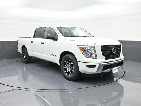 Used 2022 Nissan Titan SV RWD image 22