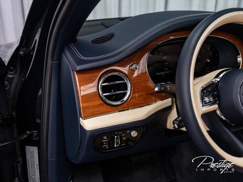 Used 2023 Bentley Bentayga Extended Wheelbase AWD/4WD image 22