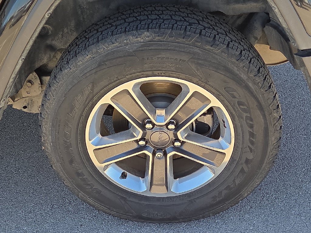 Used 2018 Jeep Wrangler Unlimited Sahara AWD/4WD image 15