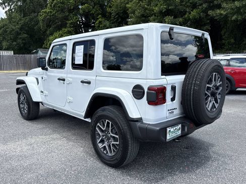 Used 2025 Jeep Wrangler Unlimited Sahara AWD/4WD image 3