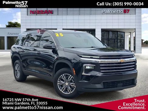 Used 2025 Chevrolet Traverse LT FWD image 1