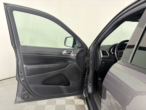 Used 2018 Jeep Grand Cherokee Altitude AWD/4WD image 10