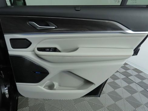 Used 2021 Jeep Grand Cherokee L Overland w/ Luxury Tech Group IV image 29