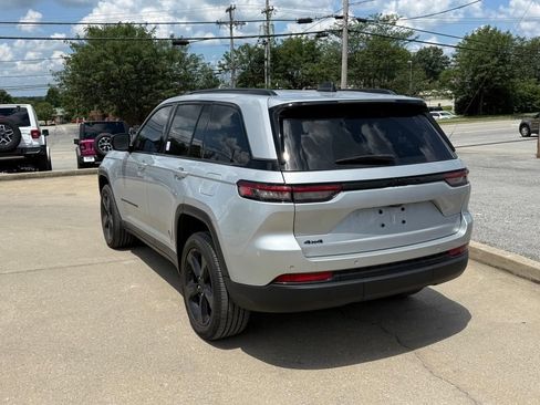 Used 2023 Jeep Grand Cherokee Altitude AWD/4WD image 8