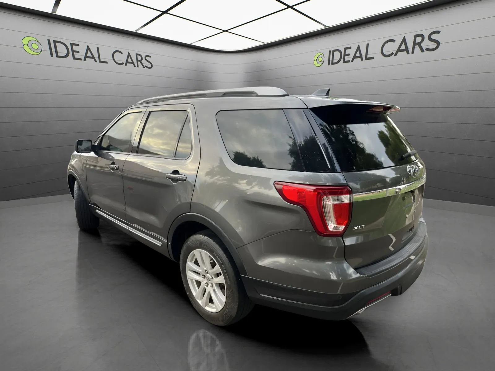 Used 2018 Ford Explorer XLT AWD/4WD image 6