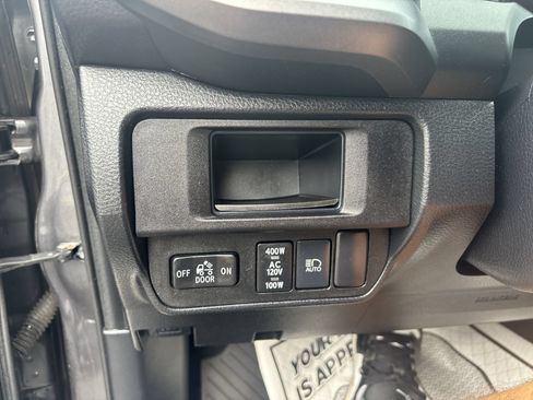 Used 2018 Toyota Tacoma TRD Off-Road AWD/4WD image 18