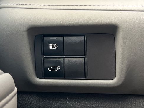 Used 2021 Toyota Highlander XLE AWD/4WD image 32