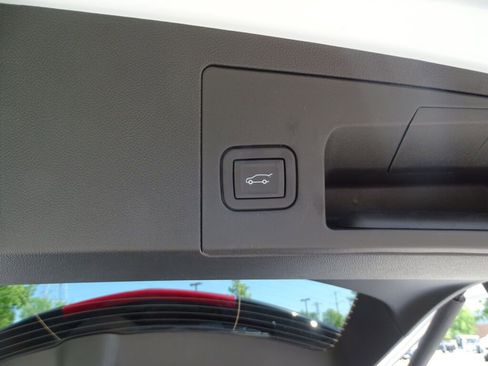 New 2025 Cadillac XT5 Luxury image 22