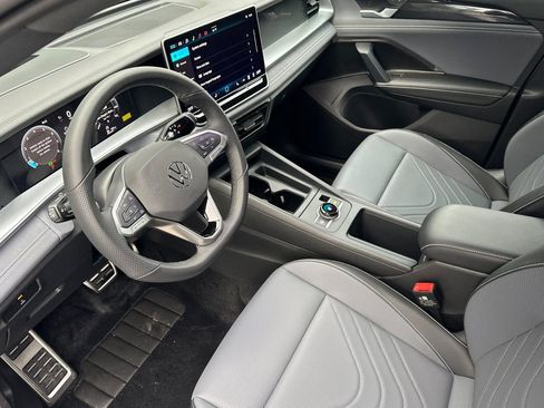 New 2026 Volkswagen Tiguan SE R-Line image 8