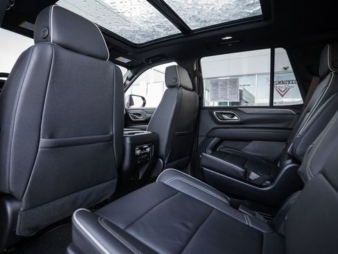 Used 2024 GMC Yukon SLT w/ SLT Premium Package image 30