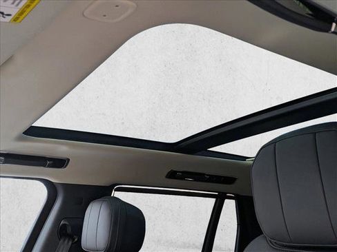Used 2025 Land Rover Range Rover Long Wheelbase SE image 13