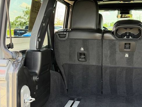 Used 2022 Jeep Wrangler Unlimited Rubicon w/ Trailer Tow Package AWD/4WD image 36