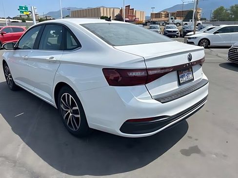 Used 2025 Volkswagen Jetta SE FWD image 5