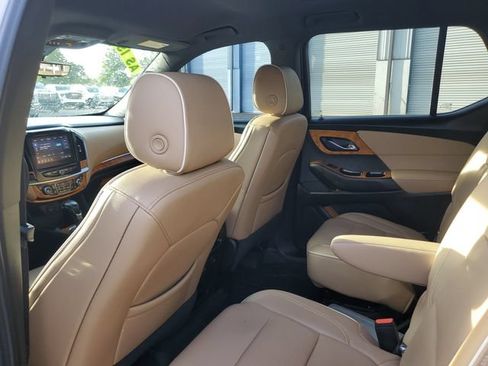 Used 2022 Chevrolet Traverse Premier FWD image 9