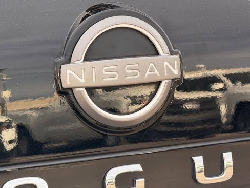 Certified 2023 Nissan Rogue SV FWD image 17