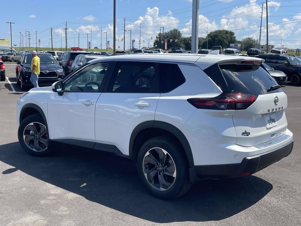 Used 2025 Nissan Rogue SV FWD image 5