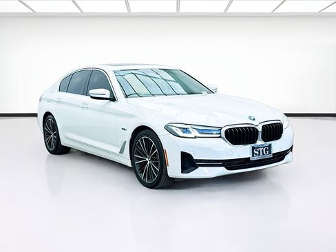 Used 2022 BMW 530e w/ Premium Package image 3