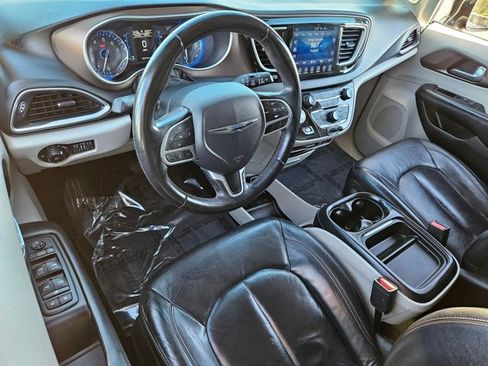 Used 2017 Chrysler Pacifica Touring-L image 10