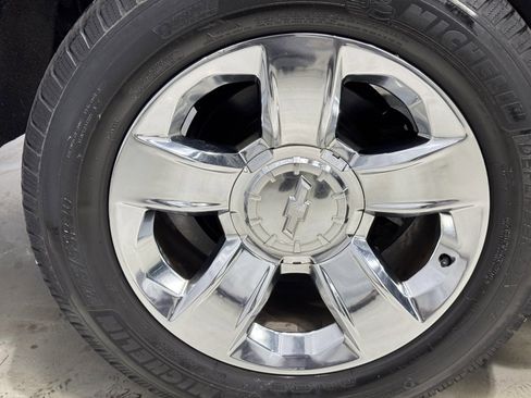 Used 2019 Chevrolet Suburban LT w/ LT Signature Package image 9