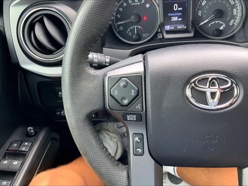 Used 2022 Toyota Tacoma TRD Off-Road w/ Technology Package AWD/4WD image 23
