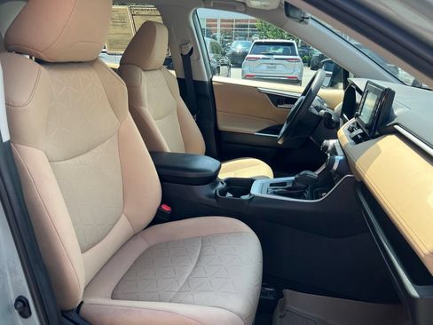 Used 2019 Toyota RAV4 XLE w/ Convenience Package FWD image 29