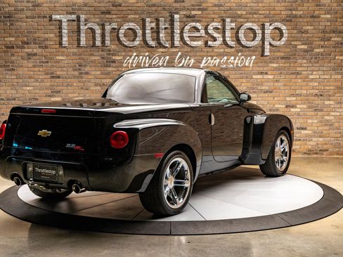 Used 2005 Chevrolet SSR w/ Preferred Equipment Group image 9