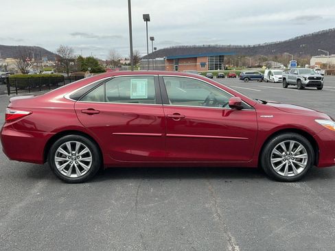 Used 2017 Toyota Camry XLE w/ Moonroof Package image 4