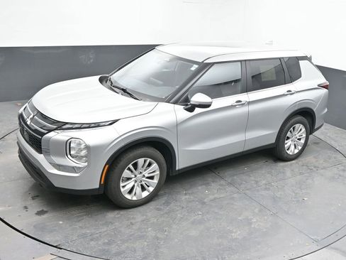 Used 2025 Mitsubishi Outlander ES image 35