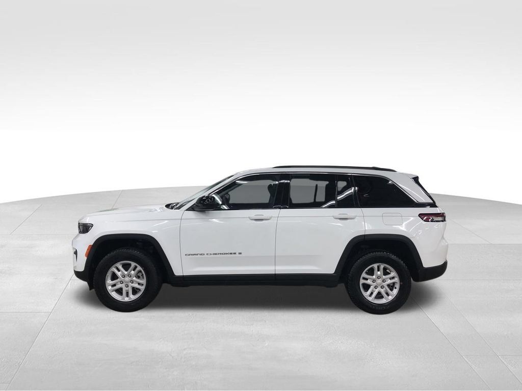 Used 2024 Jeep Grand Cherokee Laredo AWD/4WD image 3
