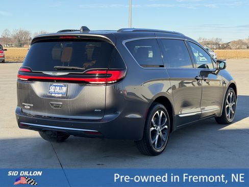 Used 2022 Chrysler Pacifica Pinnacle image 4