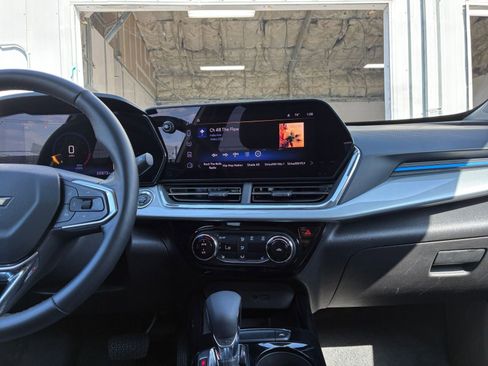 Used 2025 Chevrolet Trax LT w/ LT Convenience Package image 17