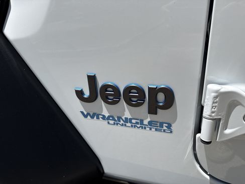 Used 2022 Jeep Wrangler Unlimited Rubicon 4xe w/ Cold Weather Group AWD/4WD image 11