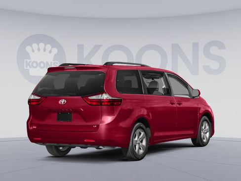 Used 2015 Toyota Sienna LE image 2