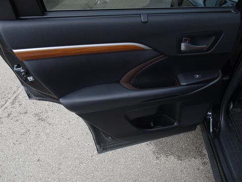 Used 2019 Toyota Highlander Limited AWD/4WD image 16