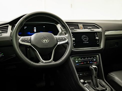 Used 2023 Volkswagen Tiguan SE w/ Panoramic Sunroof Package image 4