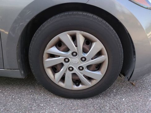 Used 2017 Hyundai Elantra SE w/ Cargo Package image 10