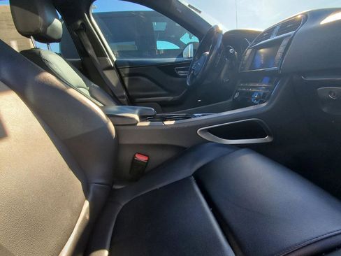 Used 2017 Jaguar F-PACE Premium image 4