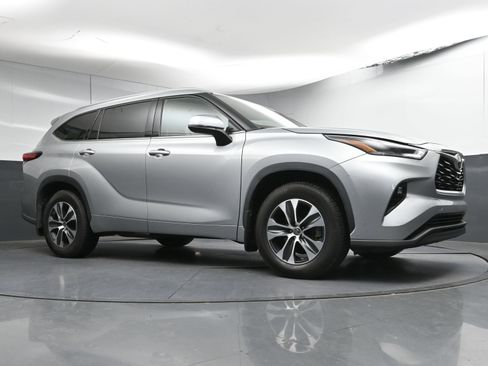 Used 2021 Toyota Highlander XLE image 24