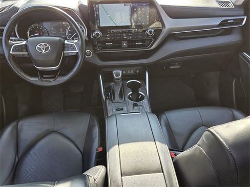 Used 2022 Toyota Highlander Limited image 16