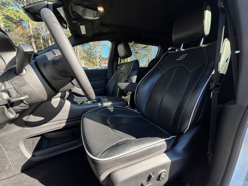 Used 2025 Chrysler Pacifica Limited image 40